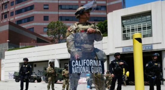 Los Angeles vendos “orë policore” në qendër të qytetit, ndërsa Newsom kritikon Trumpin
