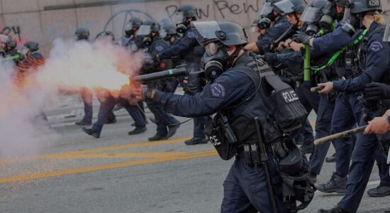SHBA/ Marinsat zbresin në rrugët e Los Angeles, urdhër për ndalim të protestuesve