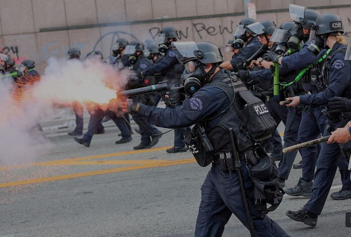 SHBA/ Marinsat zbresin në rrugët e Los Angeles, urdhër për ndalim të protestuesve