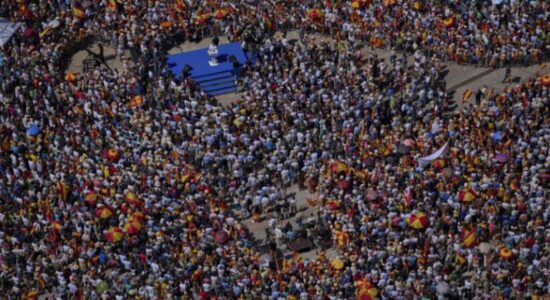 Protestë masive në Madrid, opozita kërkon zgjedhje të parakohshme