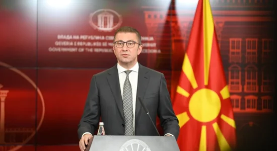 Mickoski u bën thirrje të rinjve të aplikojnë në shpalljet për grante nga Plani operativ