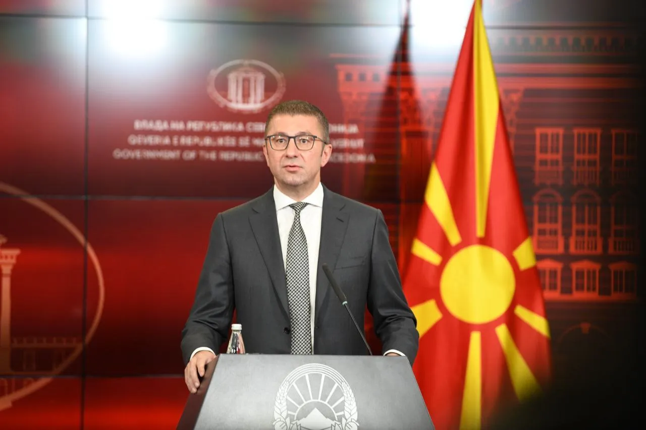Mickoski u bën thirrje të rinjve të aplikojnë në shpalljet për grante nga Plani operativ
