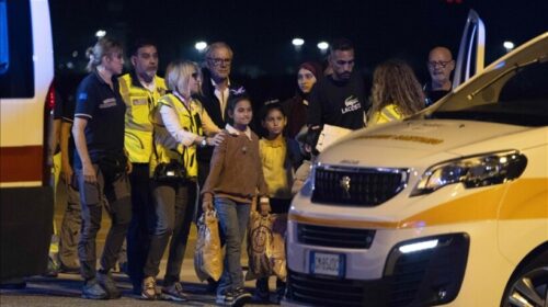 Mjekja palestineze që humbi 9 fëmijët e saj në Gaza mbërrin në Itali me fëmijën e fundit të mbijetuar