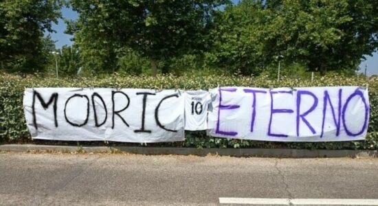 Modric u stërvit për herë të fundit në qendër të Real Madridit, tifozët e befasojnë me një slogan të madh
