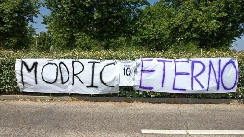 Modric u stërvit për herë të fundit në qendër të Real Madridit, tifozët e befasojnë me një slogan të madh