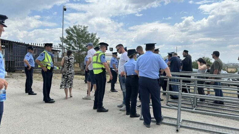 Bënin thirrje nacionaliste, Policia e Kosovës shoqëron disa huliganë serbë