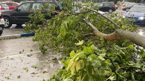 Moti i stuhishëm goditi pjesë të Maqedonisë së Veriut këtë pasdite, janë raportuar dëme në Tetovë