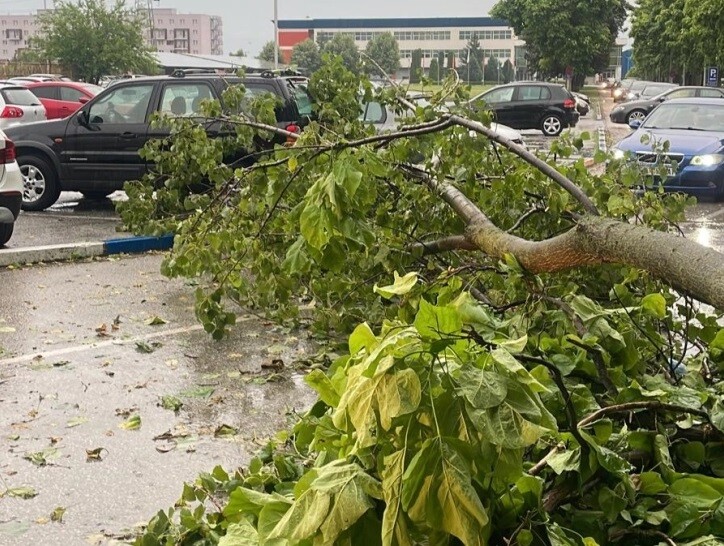 Moti i stuhishëm goditi pjesë të Maqedonisë së Veriut këtë pasdite, janë raportuar dëme në Tetovë