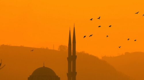Besimtarët myslimanë sot festojnë Kurban Bajramin