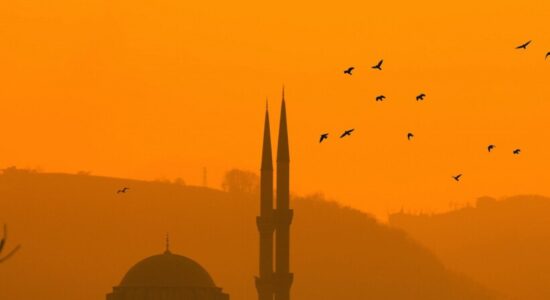 Besimtarët myslimanë sot festojnë Kurban Bajramin