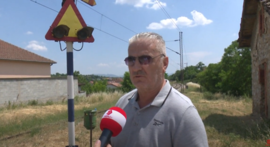 (VIDEO) Banorët e Ramanlisë rrëfejnë “tmerret” nga treni