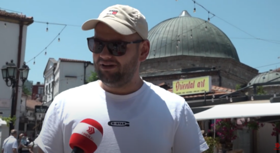 (VIDEO) Qytetarët gjejnë mënyra për tu përballuar me vapën