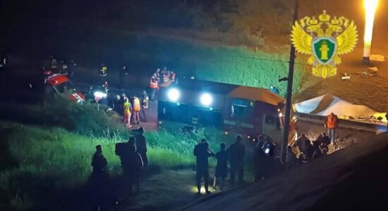 Rusi: Ura e autostradës shembet mbi trenin e pasagjerëve, 7 të vdekur dhe 66 të lënduar