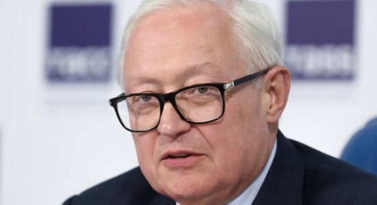 Rusia këmbëngul në zgjidhjen politike e diplomatike të programit bërthamor iranian