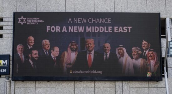 Tel Aviv, poster me thirrje për “normalizim të marrëdhënieve mes Izraelit dhe vendeve arabe”