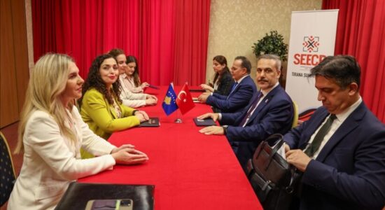 Ministri turk Fidan takohet në Tiranë me presidenten e Kosovës