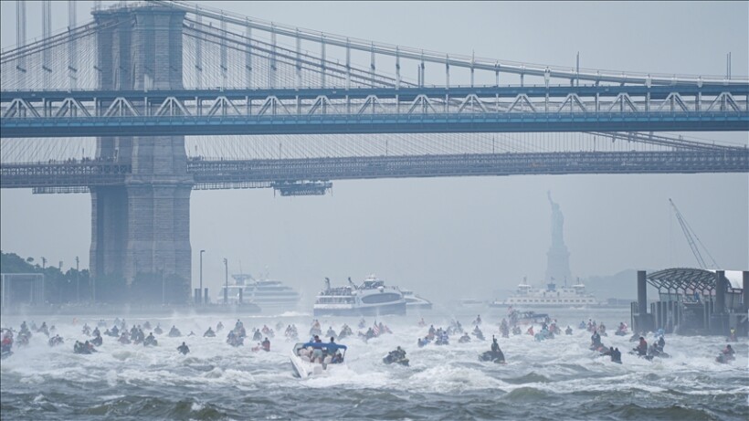 Qindra njerëz në xhiron e motorëve të ujit në New York përgjatë lumin Hudson dhe atë Lindor