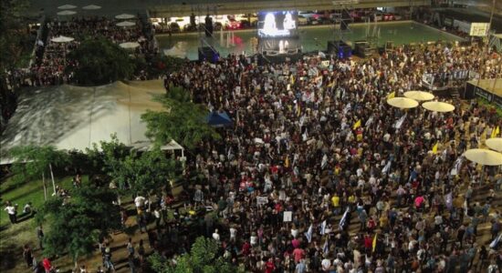 Qindra njerëz në protestë në Tel Aviv, kërkojnë përfundimin e luftës në Gaza