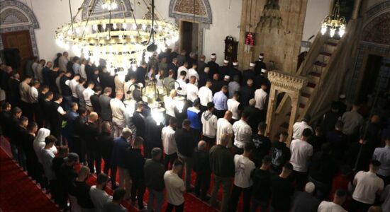 Besimtarët muslimanë në vendet e rajonit falin namazin e Kurban Bajramit