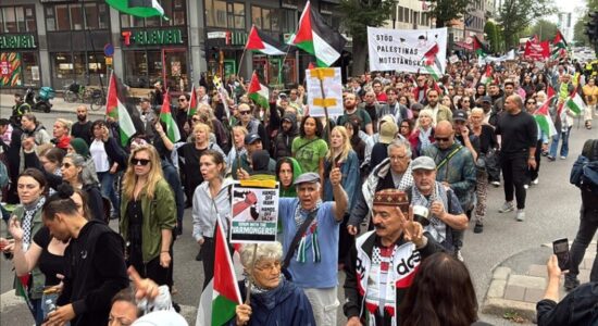 Qindra njerëz protestojnë në Suedi kundër sulmeve izraelite në Gaza, bëjnë thirrje për armëpushim
