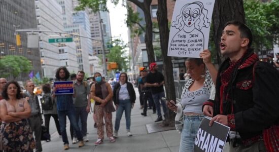 Një grup demokratësh proteston në New York kundër senatores Gillibrand për komentet islamofobike
