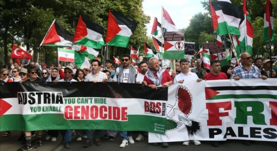 Protesta në Vjenë kërkon ndërprerjen e gjenocidit izraelit në Gaza dhe dënon bashkëpunimin austriak