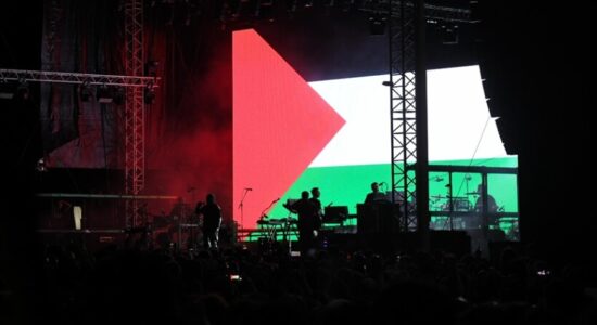 Grupi britanik “Massive Attack” mesazh mbështetjeje për Palestinën në koncertin e tij në Serbi