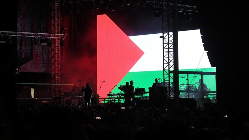 Grupi britanik “Massive Attack” mesazh mbështetjeje për Palestinën në koncertin e tij në Serbi