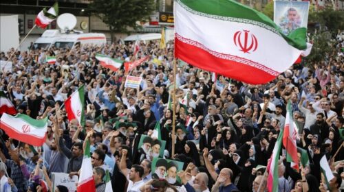 Sulmi ndaj bazës amerikane në Katar mirëpritet me festime në Teheran