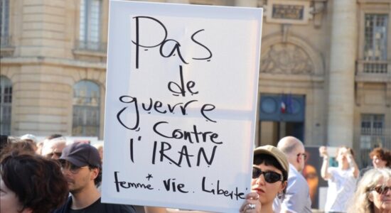 Tubim në Paris për t’i thënë “Jo luftës” midis Izraelit dhe Iranit