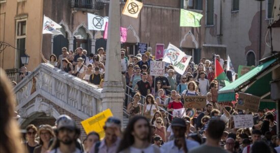 Mijëra njerëz protestojnë në Venecia kundër dasmës së Jeff Bezos