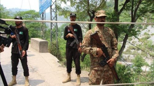 13 ushtarë të vrarë në një sulm vetëvrasës me bombë në Pakistanin veriperëndimor pranë kufirit afgan