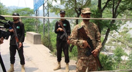 13 ushtarë të vrarë në një sulm vetëvrasës me bombë në Pakistanin veriperëndimor pranë kufirit afgan