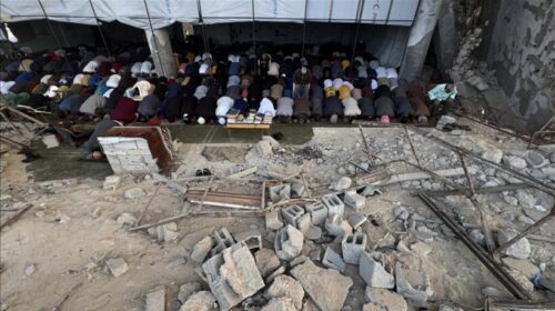 (VIDEO) Palestinezët falën namazin e Bajramit mes rrënojave