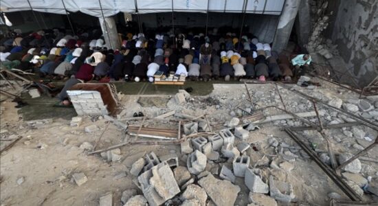 Gaza, palestinezët falën namazin e Bajramit mes rrënojave të xhamisë së shkatërruar nga Izraeli