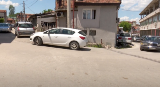 (VIDEO) Rruga në Tophanë, “zorrë qorre” e kryeqytetit