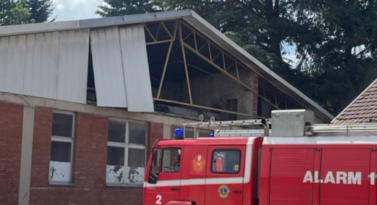 Zjarr në kazermën e Tetovës! Dy ushtarë në spital pas përpjekjes për të ndaluar flakët