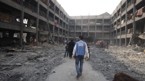 Që nga 7 tetori 2023 Izraeli bombardoi 256 qendra strehimi në Gaza ku ndodheshin mbi 700 mijë palestinezë