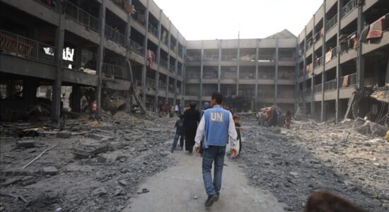 Që nga 7 tetori 2023 Izraeli bombardoi 256 qendra strehimi në Gaza ku ndodheshin mbi 700 mijë palestinezë