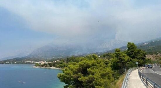 Zjarri pranë Omishit në Kroaci jashtë kontrollit, zjarrfikësit shpëtojnë ndërtesa banimi