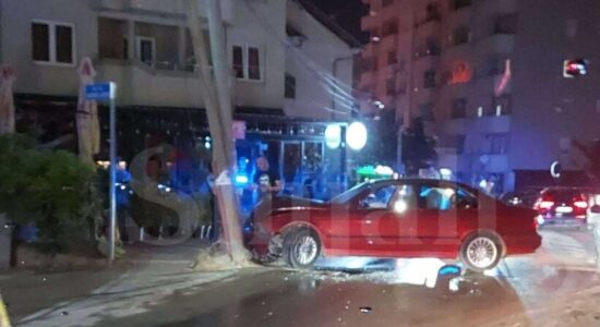 Vetura me targa të Maqedonisë së Veriut godet shtyllën elektrike në Prishtinë