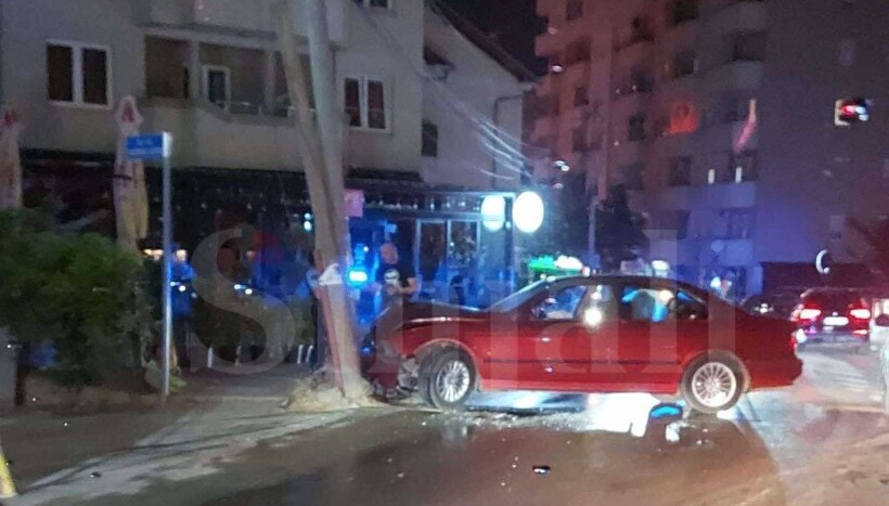 Vetura me targa të Maqedonisë së Veriut godet shtyllën elektrike në Prishtinë