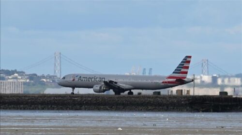 Pasagjerët evakuohen nga aeroplani i American Airlines në Aeroportin e Denverit pasi rrota përfshihet nga flakët