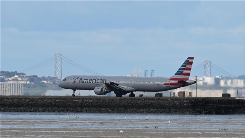 Pasagjerët evakuohen nga aeroplani i American Airlines në Aeroportin e Denverit pasi rrota përfshihet nga flakët