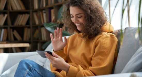 Apple planifikon të censurojë lakuriqësinë dhe zhveshjen në thirrjet FaceTime