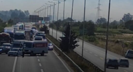 Për shkak zjarrit në Orman, bllokohet autostrada Shkup- Tetovë