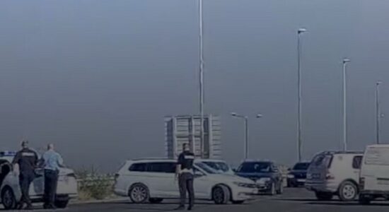 (VIDEO) Rruga për në Bllacë vazhdon të jetë e bllokuar për shkak zjarreve