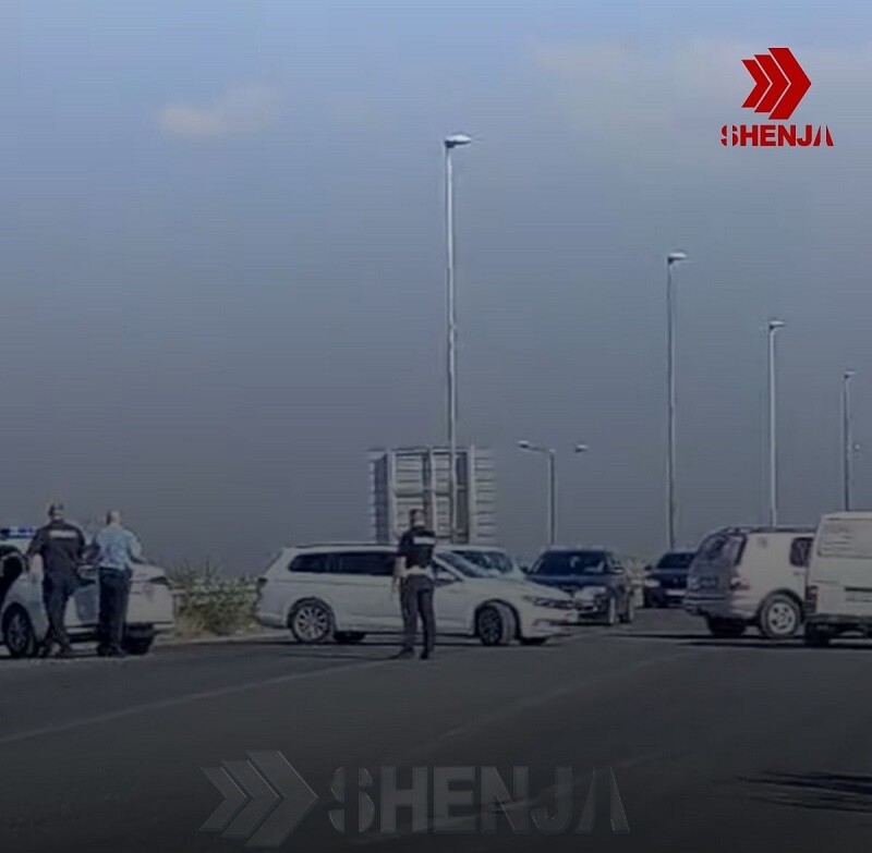 (VIDEO) Rruga për në Bllacë vazhdon të jetë e bllokuar për shkak zjarreve