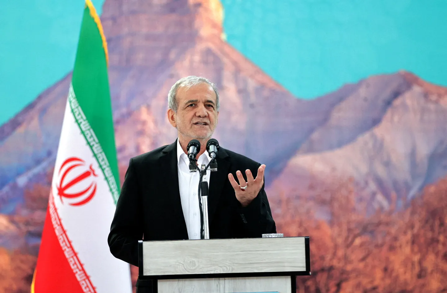 Presidenti iranian Pezeshkian u plagos në sulmin ajror izraelit në Teheran