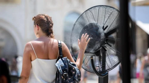 Moti me diell dhe i nxehtë me temperatura deri në 43 gradë Celsius